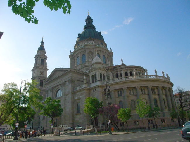 デアーク広場から歩いて、大聖堂の裏手に到着。裏からみても大きいです(@_@)