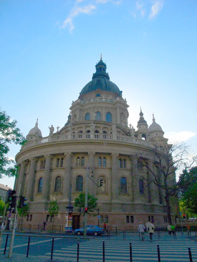 896年の民族大移動の際、それを率いたアールパード家最後の首長、ゲーザの子がイシュトヴァーン。1000年に初代ハンガリー国王となった