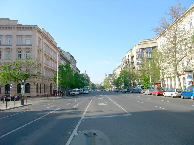 左手が大聖堂、後ろがデアーク広場方向