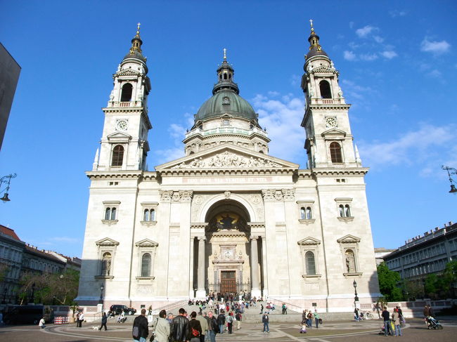 正面に回り込みました。背後から見ても大きいと思ったけれど、正面から見ると圧倒されます。全体をカメラに収めるために、カメラを構えては下がり、構えては下がりを繰り返して、こんなに遠くまで<br /><br />ドームの直径22m、高さ96m。高さ96mは896年にちなんで決まったとのこと<br /><br />建設に約50年を費やし、1905年に完成