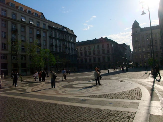 イシュトヴァーン広場。地面にモザイク模様