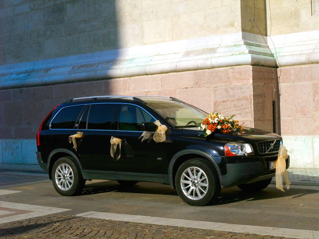 花とリボンで飾られた車。…ってことは！？