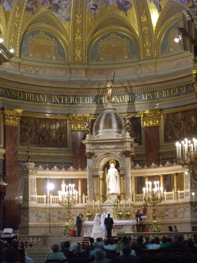 荘厳な雰囲気の中、司祭様の言葉が静かに響き渡ります。こんな歴史のある立派な教会で挙式とは、思い出に残りますね(^^)<br /><br /><br />祭壇の中央は聖イシュトヴァーン彫像