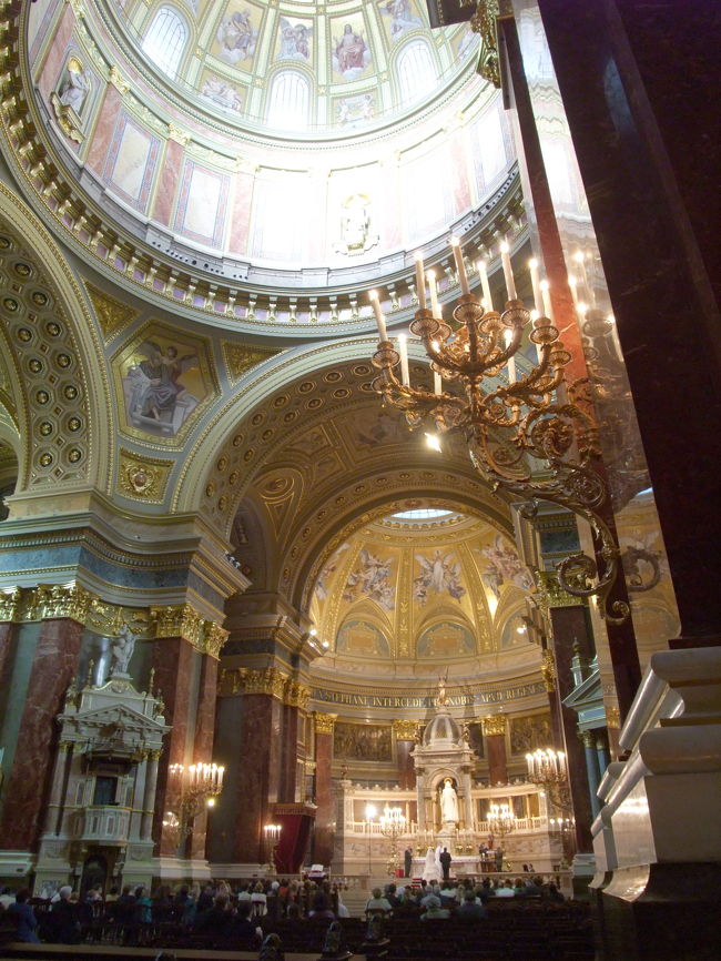 ズーム機能を使わないとこんなに遠い！収容人数は8,500人の広さとのこと<br /><br />いくつものドームからの光、絵、柱、どれも素敵です☆