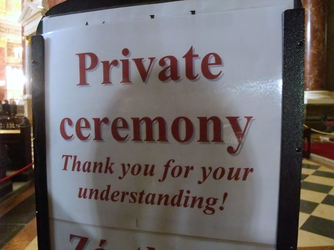 やっぱり！大聖堂の中に入ると「Private ceremony」の立札。結婚式の最中なのに限られたスペースだけとはいえ、観光客を入れてくれることにびっくり(@_@)
