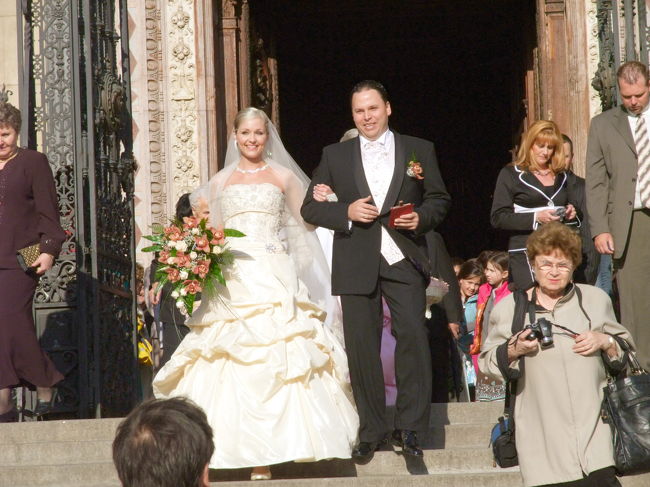 結婚式とか特別な時にしか開かないという、正面の扉が開きました！新郎新婦の輝く笑顔(^^)<br /><br />プロのカメラマンがカメラとビデオを構えるのは万国共通のようです<br /><br />新婦のブーケ、新郎のブートニアと、ドアの左側に止められている車の飾りはお揃い。さすがトータルコーディネート！