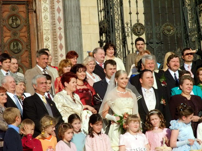 親族・友人一同の写真を横から失礼しますm(__)m。皆さん満面の笑み(^^)<br /><br />小さな淑女・紳士達も。小さな紳士が小さな淑女をエスコートしようとして、敢え無く却下されてました(^_^;)<br /><br />広場側は観光客達が囲み取材のカメラマン風(^^ゞ