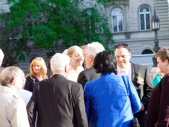 嬉しいんだけど、ちょっと複雑そうな顔の新婦のパパ。この光景も世界共通ですね。この後、頬にキスして新婦を抱きしめたパパが印象的でした。新郎、緊張の面持ちです(^^)