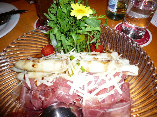 ４月〜５月にかけての１ヶ月間しか出回らないという旬の『白アスパラガス』<br />全長は３０センチ以上！　直径２センチの大物です！