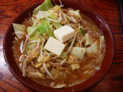 昼食は寺泊にある「こまどり」さんでラーメンを頂きました。

おいしいお店との情報だけで来たので、何ラーメンが有名なのか分からず、メニューの一番上に書いてあった味噌ラーメン（バタートッピング）を注文してみました。

注文後、後から来たお客さんのを聞いていたところ、味噌ラーメンを頼む人が圧倒的だったので、どうやら合っていたようです。

暫くして出てきたのはこのボリューム満点のラーメン。

スープは思ったほど濃くはなく、キャベツの甘みが出ていてとってもいい味。

海鮮ものより正解でした。