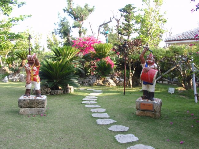 ４月２７日、２日目です。ホテルのお庭でエイサーシーサーがお出迎え。