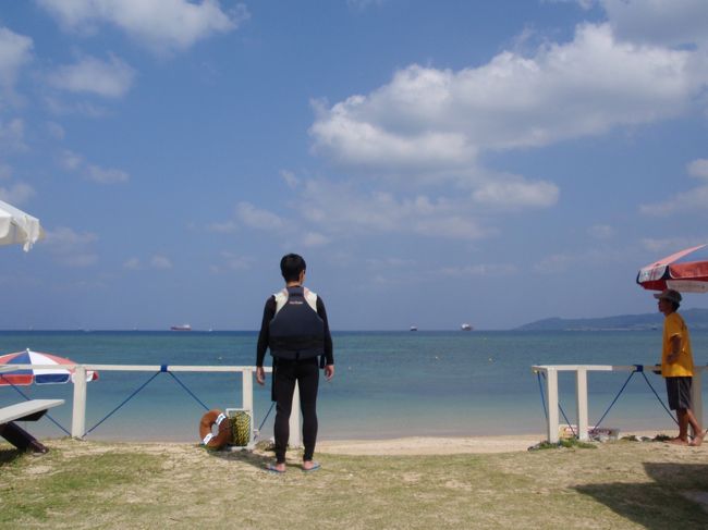 テニスの次はシュノーケル。全然のんびりしてません。。。ウェットスーツに身をつつみ、いざ海へ。日射しは真夏ですが、まだ海中は冷たかったのでウェットスーツを着せてもらって丁度良かったです。