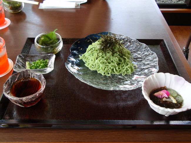 昼食はホテルの「ゆんたく」というレストランでゴーヤそばをいただきました。色は確かにゴーヤですがそれ程苦くなかったかも。