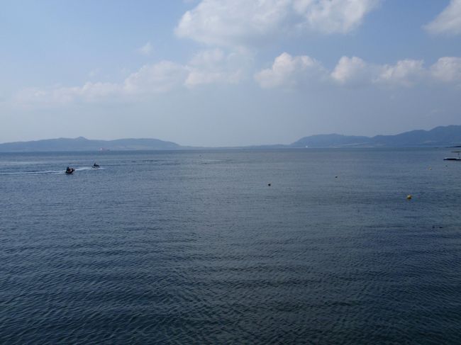 桟橋から海を眺めて。海に落とされまいとＵボートを楽しんでいるカップルがいました。