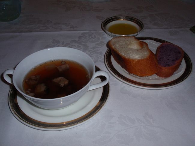 石垣牛のスープと紅芋パン。バジルの香りがするオリーブオイルが美味しかったです。