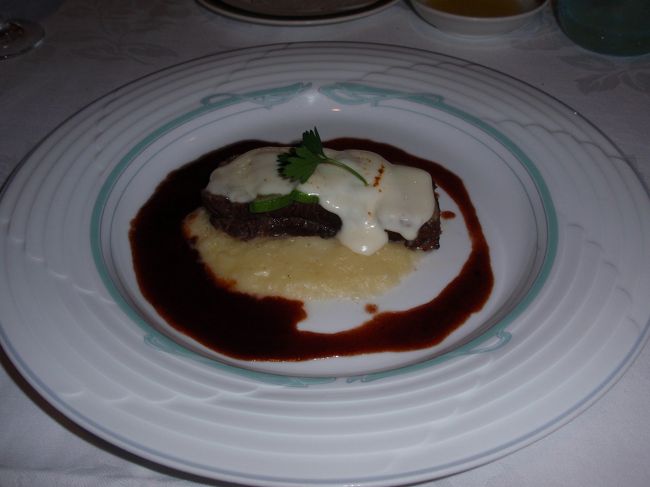 石垣牛の赤ワインソース。いきなりシャンパンのサービスがありビックリしました。（レストランをネット予約したので、その特典？予約時に誕生日って書いたから？）