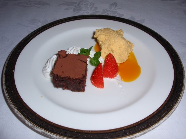 デザートはマンゴーのムースと、チョコレートケーキ。お腹いっぱいになりました。