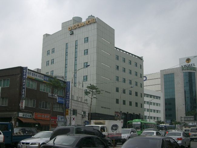 めでたいな。<br /><br />加害国である日本国籍を持っていても、植民地なんてゼッタイ許せないと思います。<br />まして、どの地域の人たちだって二度と植民地の犠牲になってほしくないし、朝鮮半島の人たちとそういう形で出会うことが無いという、今の状態というか、時代であることを幸運だと感じます。<br />負けてよかったと思う。<br />本当に。<br /><br />なので、やっぱりめでたいなと。<br /><br />そんなわけで『光復節』前日、ソウルに戻ってまいりました。<br />あいかわらず、今夜の宿も決まっていない状態。<br /><br />お母さんはさかんに、<br />「今夜こそ高くてもいいから、ガイドブックに載っている、ちゃんとしたホテルに泊まりたい！」<br />と訴えてきます。<br /><br />失礼な。<br />まるでわたしが選ぶ宿が、悪いと言わんばかりじゃないかーっ。<br /><br />「ラブホテルだったでしょ！」<br /><br />ハイ、ごもっとも。<br />んじゃ、『歩き方』から好きなの選んでよ。<br /><br />「アンタが選んで。お母さん決められないから」<br /><br />おい。<br /><br /><br /><br />