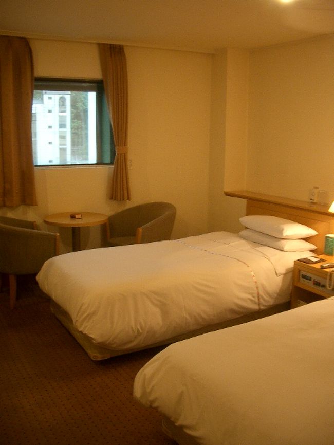 どういうキャラだ。<br /><br />２件ほどピックアップして、お母さんが選んだのが、『アストリア』（ASTORIA HOTEL）。<br /><br />理由は「日本語が通じるから」だそうで。<br />そんなのイムさんとこも大丈夫じゃん。<br />宿泊だけなら、英語だって問題ないじゃん。<br />ぶーぶー。<br /><br />まあ、空いてなかったらしょうがないが。<br /><br />さっそく、南部バスターミナルから地下鉄で『忠武路』駅まで行き、そこからてくてく歩いてアストリア・ホテルへ。<br /><br />飛び込みですが、２泊できるそうでヨカッタヨカッタ。<br />宿はかたづいたぞ。<br />