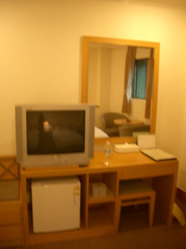 部屋自体もすっきり小奇麗で、お母さん満足そう。<br />ヨカッタね。<br /><br />アストリア・ホテルのフロントには日本語ができる男性がおり、日本人だと言うと日本語で親切に応対してくれます。<br /><br />ホテルは日本からの観光客が圧倒的で、日本語が飛び交っており、お母さんはますますご機嫌。<br />逆にわたしはどうも落ち着きません。<br />韓国にいる気がしないわ。<br />やっぱり、海外の醍醐味はまわり全部その国の言葉で、ハラハラしないと（笑）。<br /><br />ようやくソウルに戻ってきたことだし、銀政に連絡とるべ。<br /><br />フロントで外への電話のかけ方を訊ねると、さきほどの男性がフロントの電話でかけてくれますが、銀政のケータイがつながらず、「つながり次第、ご連絡します」とのコト。<br /><br />しばらくして、部屋の電話が鳴ります。<br />『ヨボセヨ？』<br />電話の向こうから、低い声。<br /><br />「あれ？銀政？」<br />『あーっ！！●●（きっちー）！また来たか！』<br />「えへへ、来ちゃった☆」<br /><br />『男の人からいきなりケータイに、あなたに日本人から、お電話があるので代わります、なんてかかってきたから誰かと思ったよ！』<br />「えへへ、わったしー」<br /><br />『お母さんも来てるの？いつまでいるの？』<br />「あさってまで。お母さんもいるよ。<br />今夜ヒマ？夕飯一緒にどう？」<br />『あした、ダンナの実家に行かなきゃいけないんだ、ゴメン』<br />「うえ〜、あの厳しいっていう旧家か。大変だね」<br />『そうなんだ。行きたくないけど』<br />「ははは」<br /><br /><br />銀政のダンナの実家は、古式ゆかしいお家柄で、いわゆる家父長制バリバリ。<br />長男がすべてにおいて優先されます。<br />ちなみに銀政はそこんちの末っ子と結婚して、家は別々ですが外に住んでいようといまいと、一歩敷居をまたげばお嫁さんが家事からなにから全部やり、そのうえ食事もいちばん最後という。<br />姑と小姑つきで・・・。<br />やってられるかーっ。<br />の、お家柄。<br /><br />生きて帰ってこいよ、銀政・・。<br /><br />あれ、さっき海外の醍醐味がどうのと言ってた割には、銀政とは日本語会話じゃん。<br /><br /><br /><br /><br /><br /><br /><br /><br />