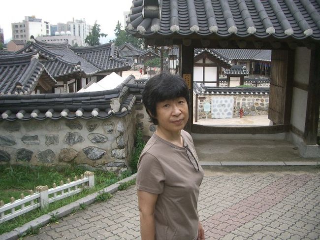 ささ、母上。<br />ずずいと奥へ。<br /><br />「あんた、曇っていても帽子かぶってないと、シミになるわよ」<br /><br />うるさいなー。<br />いいじゃん、シミシミばばあになるから、いいもん。