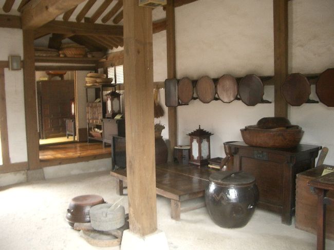 ねえねえ、こーいうつくりは群馬の昔の家を思い出すね。<br /><br />「トイレがおもてで、臭かったね」<br /><br />そっちの思い出かいっ！