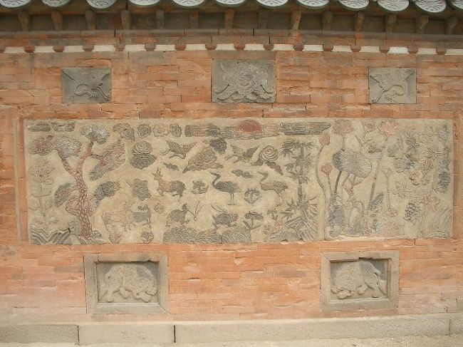 南山伝統庭園から徒歩すぐ（笑）の忠武路駅。<br />そこから３号線で１本でいける、景福宮へやってきました。<br /><br />キョンボックンだ、キョンボックンだ♪<br />らぶきょんだ♪<br /><br />以前、銀政さまにじっくり案内してもらったので、そんなに目新しくはないのですが、ひとつ見ていないものがあった！<br /><br />それが、『国立古宮博物館』！<br /><br />景福宮の入り口のすぐ脇に建っている博物館です。<br />前回行った時、時間がなくて見れずに帰ったのが心残り。<br /><br />なので、やってまいりやした。