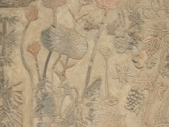 地下鉄のゆるい階段をのぼり、景福宮のまえ立つと・・。<br /><br />げげげ！<br />なんじゃこりゃ！