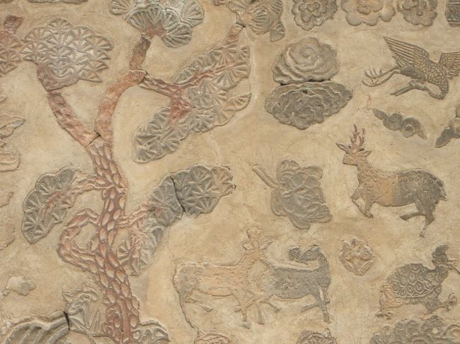 ありとあらゆる所に、お子ちゃまがッ！！<br /><br />なんだこれーっ！！<br />社会科見学？<br />集団社会科見学？？！<br /><br />不意に、その中のお子ちゃまＳグループが走りよって来ます。<br />なになに！<br /><br />「アニョハセヨー！！」<br />「あ、あにょん・・」<br /><br />あれ、ソレ「さよなら」じゃ・・。<br />子ども達はニコニコと、何本も手に持ったテグ旗を手渡してくれます。<br /><br />「・・え？もらっていいの？」<br /><br />お母さんも、渡されてます。<br /><br />