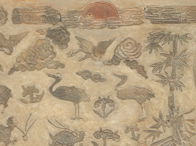 あたりを見渡すと、景福宮に観光に来ている人達、ひとりひとりに子ども達がちいさなテグ旗を、くばっているのです。<br /><br />あー、なるほど。<br />独立記念日のお祝いなんだね。<br /><br />せっかくの休みに子ども達にはちょっと気の毒ですが、こうして「一緒に祝ってください」って、国旗を渡されるのって、ちょっと良い思い出です。<br /><br />ありがとねー。<br /><br />「カムサハムニダー」<br /><br />まあ、これしか言えないんですけど（泣）。<br />子ども達は照れくさそうに、きゃあきゃあ騒ぎながら、つぎなる目標を探して走り去ります。