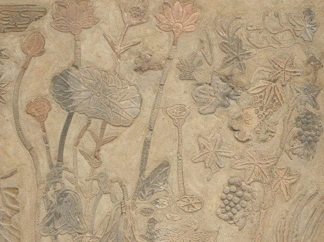 国立古宮博物館は、景福宮の敷地の外なので、今回は入んないつもりだったのですが・・。<br /><br />せっかくだから寄ってく？<br /><br />「お母さんどっちでもいい」<br /><br />あ、そう。<br />じゃ、チケット買ってこよ。<br />あ、お母さんもちネ！<br /><br />「がめつい・・ホント、がめつい！」<br /><br />うるさいなー。<br />ほれ買って、買って。<br /><br />ところが、チケットブースの女性に何か言われて、お母さん困ってます。<br /><br />え？どしたの？<br /><br />「えーと、エクスキューズミ〜？」<br /><br />英語で声をかけると、さすが観光地のチケットブース。<br />すばやく英語に切り替えてくれます。<br />曰く、「今日は無料です」。<br /><br />えーっ！えーっ！えーっ！<br />タダ！？<br /><br />「おかーさん！タダだって、タダ！よかったね！ネッ！」<br />「がめつい・・がめつすぎ・・」<br /><br />人聞きが悪いなー。<br /><br /><br /><br />