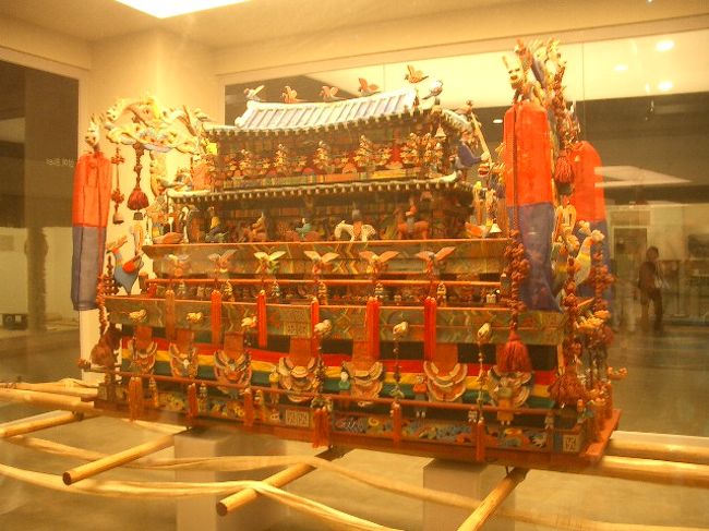 ところかわって、景福宮内にある国立民俗博物館です。<br /><br />景福宮の付属施設なので、入場無料。<br />チョットひと休みしたい時とか、いろいろ便利です。<br /><br />なにがって、トイレが（笑）。<br />この写真も、お母さん待ちの時に撮ったもの。<br /><br />なんだっけ？<br />神輿？棺おけ？<br />忘れちゃいましたー。<br />