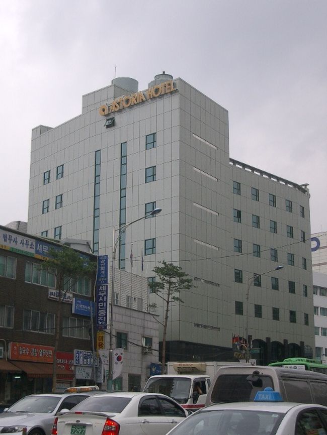 ブタ子上等！<br />街へ出て美味しいものでも食べようよ、夜露四苦！<br /><br />「理由がどうでも、食べるでしょ」<br />「うん。おごって」<br />「ハイハイ。<br />ついでにお父さんと●●（弟）んちに、おみやげ買ってかなきゃ。どこがいい？」<br />「そーだなー・・。デパ地下？ホテルの免税店？市場とか！」<br /><br />「あんたが行くような安い店じゃダメよ。ちゃんとしたトコね」<br />「あきらかに高そうなのを身につけるのは、安っぽいよ。こう、ふっと目が行ったとき、『お、あれHoward Nelson？』みたいなのが、オシャレっつーだよ。美学よ」<br /><br />「安もの？」<br />「・・そんなことないもん。ネイティブアメリカン・ジュエリーだもん・・ぶちぶち・・」<br /><br />祝日でにぎわう繁華街、明洞へ場所を移します。<br />「少し高くても、きれいで、日本語が通じるお店で食べたい」<br />というお母さんの希望で、定食屋さんじゃなくて、日本語表記の看板を掲げた気取った雰囲気のお店で、お夕飯。<br /><br />「・・なんかイマイチっぽくない？まずくは、ないけどさ」<br />「そうねー。公州のおばさん達がやっていた、食堂の方が味が良いわね」<br /><br />まあ、食事はハズレだったけど、明日はいよいよ帰国だし、ブラブラしましょ！<br /><br />私はスタバで、ハングルが隙間なく書かれた、すし屋の湯飲みのようなカップを。<br />お母さんは、ロッテ免税店で家で留守番しているおとっつあん等におみやを購入。ついでに、夜食の餅菓子も購入。<br />「こないだ銀政さんに貰ったのが、美味しかったのよー！」<br />って、そっちこそブタブタっ。<br /><br />あ、そだ。<br />ホテルに帰る前に、明洞駅前にある空港行きリムジンバス乗り場をチェック、チェック。<br /><br /><br />