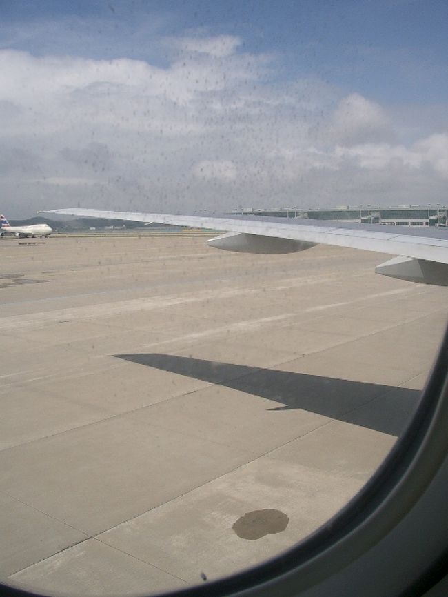 そんな、うるさい親子が去るのを祝うように、空港の滑走路を走る頃には、青空が光り始めます。<br /><br />今回の旅はここまで！<br /><br /><br /><br /><br /><br />はあ〜。<br />書くの時間掛かっちゃった☆<br />もうネクスト・サマーがきちゃってるって話ですヨ。<br />お母さんとの旅は、ふたたび暑い中、暑い所へ！<br />どこかって？<br /><br />「中国の３大かまど」と、呼ばれるとこっス！<br />やっべ！暑そう！<br /><br />そんなわけで、ちまちま旅行記を気長にお付き合い頂いた方、ありがとうございます。<br />投票してくださった方も、ありがとーｖｖ<br />元気がでます。<br />というか、「これは何とか終わらせねば〜」と、いい意味でプレッシャーになります(笑)。<br /><br />また、お会いできると嬉しいです。<br />アンニョ〜ン！<br />