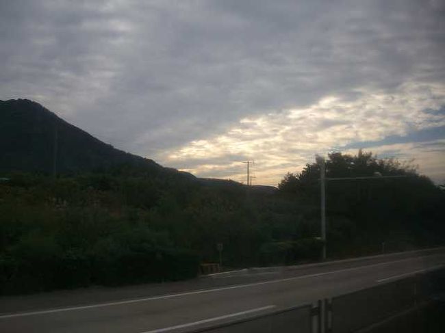 バスの車窓から<br /><br /><br />ちょっと疲れたので休もうと思ってはいるものの・・・なかなか休めない・・・＾＾；<br />バスは高速道路を東大邱（トンテグ／Dondaegu）に向けいて順調に進みます。<br />ちょっと日も傾いてきたかな？