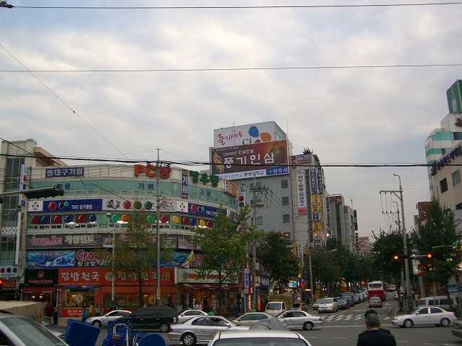 東大邱（トンテグ）の街並み<br /><br /><br />高速バスターミナル前の東大邱（トンテグ／Dondaegu）の街並みです。<br />せっかくなのでちょっと町歩きをしてみたかったのですが、時間がないので駅に直行することにしました。<br /><br /><br />■Photolibrary<br />http://www.photolibrary.jp/img65/69_191781.html