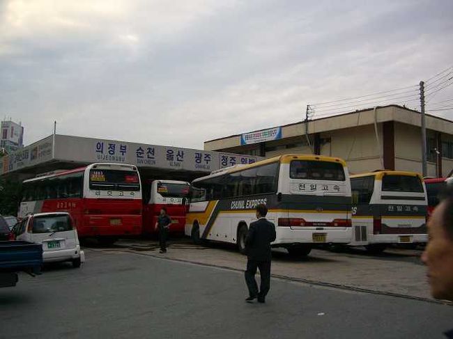 東大邸（トンテグ）高速バスターミナル<br /><br /><br />東大邸（トンテグ／Dondaegu）高速バスターミナルです。<br />バスターミナルのすぐ裏側にはKORAIL東大邸駅があります。<br />ココには各地からたくさんのバスが発着しています。