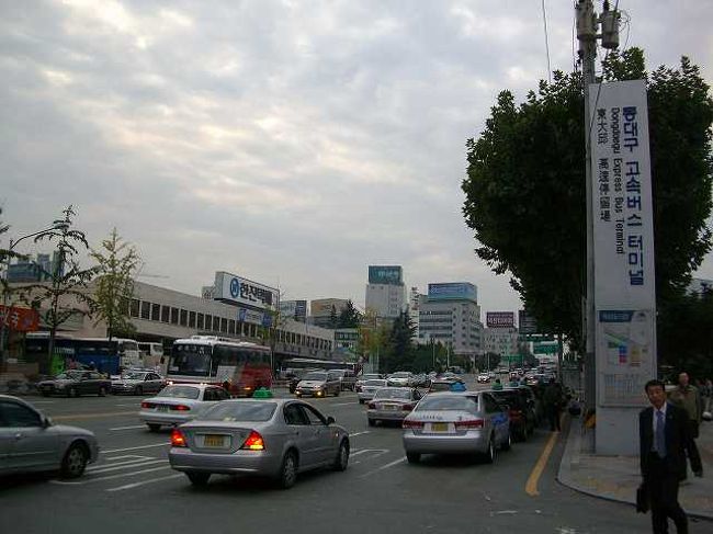 東大邸（トンテグ）駅へ<br /><br /><br />東大邸（トンテグ／Dondaegu）には初めて来ましたが、広域市と言うだけあってやはり大都市のイメージなので車が多く感じました。<br />今回利用する高速鉄道、KTXは大邸（テグ／Daegu）駅ではなく、ここ東大邸駅からの発着になります。<br /><br /><br />■Photolibrary<br />http://www.photolibrary.jp/img65/69_191789.html