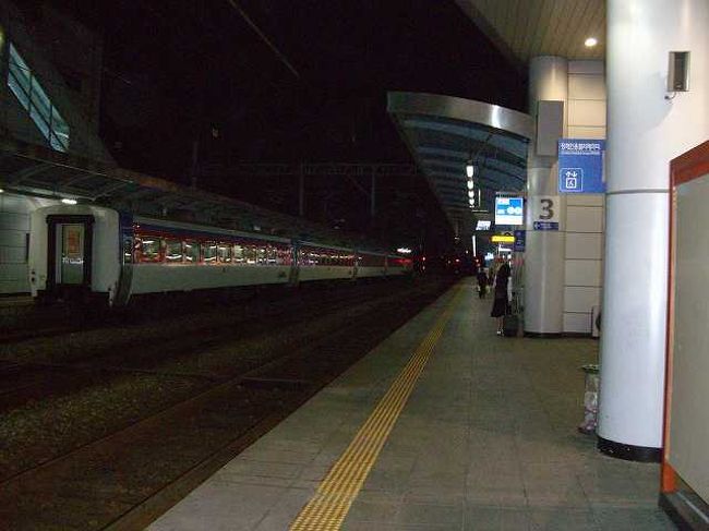 大田（テジョン）駅ホームにて<br /><br /><br />大田（テジョン／Daejeon ）駅にて。<br />KTXを降りた隣のホームにはムグンファ号が停車していました。