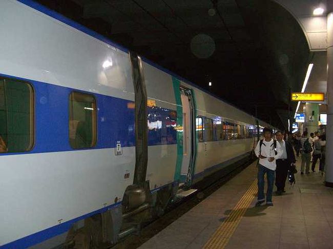 のんびりしていたら・・・<br /><br /><br />みんなは先に行ってしまいましたが、ゆっくり写真を撮っていたら、すでにホームには誰もいなくなってしまいました＾＾；