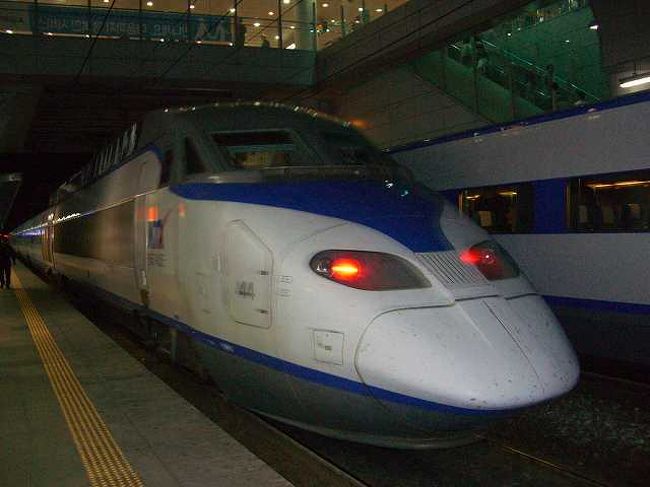 待った甲斐があって・・・<br /><br /><br />そんなわけでKTXの最後尾を写真に収めました。<br />暗かったのでちょっとピンぼけにはなりましたが、一応これで目的が達成と言うことで＾＾ｖ　<br /><br /><br />＜Part10：儒城温泉編＞に続く<br />http://4travel.jp/traveler/jyshp/album/10245633/
