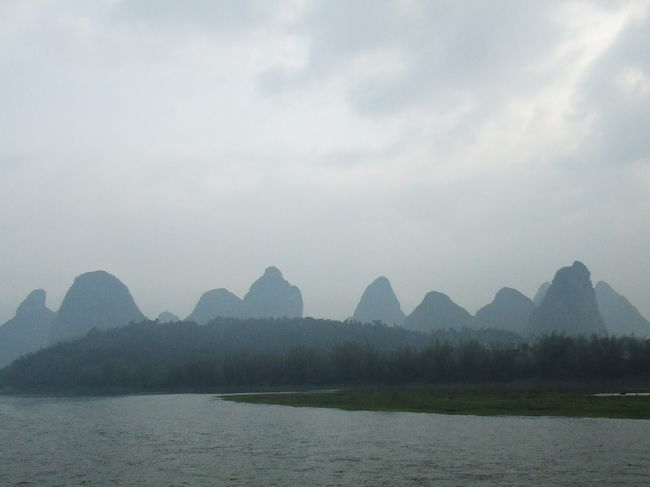 ホテルから見える風景。<br /><br />夜中に降った雨が明け方に上がって、<br />霧が出ています。