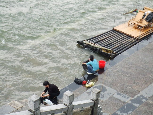 洗濯している人々。<br /><br />