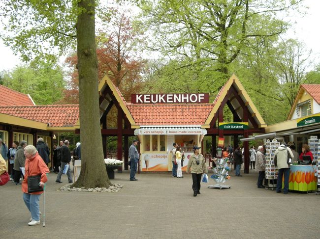 入り口も何箇所かあって、それぞれ駐車場も広い（駐車場ってか芝生）。<br />団体のバスもたくさん来ていて、まさに今が旬な公園でした☆