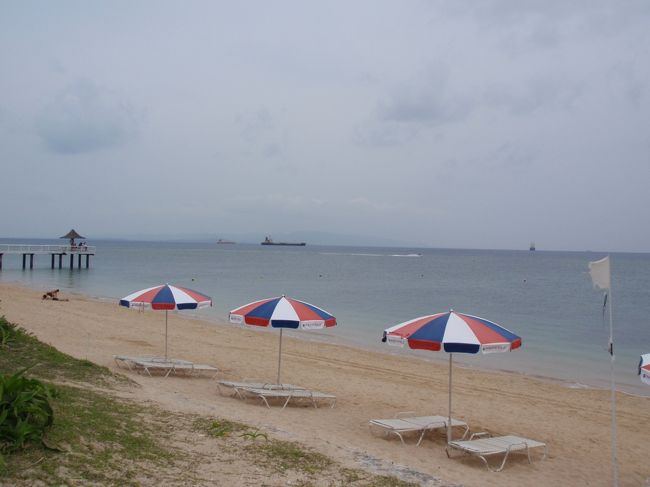 ４月２８日、早くも３日目です。３日目も朝食（７時前でも朝食会場は結構混んでます）→８時からテニス特訓→１０時からシュノーケルという流れで。この日は前半２日間とは違いどんより曇りで今にも降り出しそうなお天気でした。