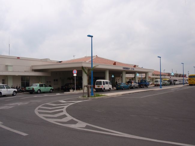 石垣港離島ターミナル。たくさんの人が離島行きの船を待っていました。ごんたちゃんも次は離島に行こうかなー