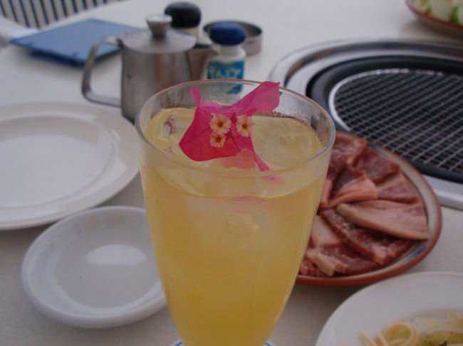 夕食はホテルのバーベキューレストラン「夏至南風（かーちばい）」。２８日はごんたちゃん妻の誕生日で、お祝いディナーだったのですが雨が降り続いてます・・・でも、気にすることなくお祝い開始です！