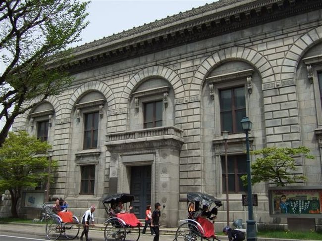 この建物は旧住友銀行だったと思います。。。<br /><br />人力車で観光する人も多かったです。