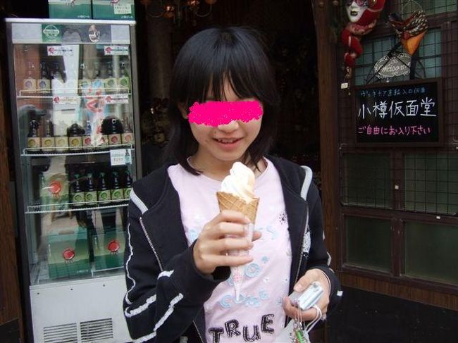 ランチは"すし耕"でお寿司を食べました。<br /><br />JR小樽駅から徒歩10分。駐車場は6台。<br />営業時間12：00〜20：30<br />定休日水曜（祝日の場合は翌日休）<br />砂糖蔵だった石造りの倉庫を改装したお店でノスタルジックな雰囲気です。<br /><br />上にぎり<br />特上にぎり<br />蝦夷にぎり（\2,800）は小さないくら丼付き<br />ジャガバター<br />をみんなで突っついて食べました♪<br /><br />あまりにもお腹がすいて写真を撮るのを忘れてしまったのが残念^_^;<br /><br />その後は夕張メロンのソフトクリーム（ミックス）を食べました♪<br /><br />