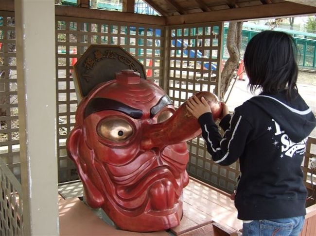 天狗山<br /><br />願い事によって鼻の触り方が違います。<br />娘は学力UPすうよう祈ります。<br />両手で鼻を跳ねるようになでるらしい。。。